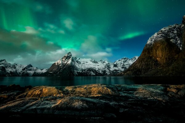 In Norvegia di notte in montagna aurora boreale