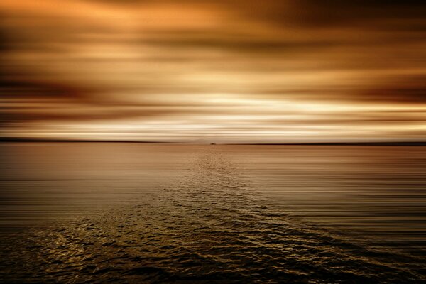 Horizonte marrón cielo, lago