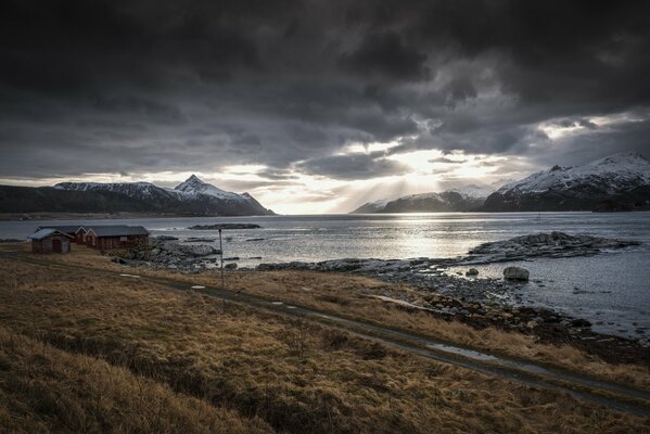 Norwegischer bewölkter Himmel über dem See