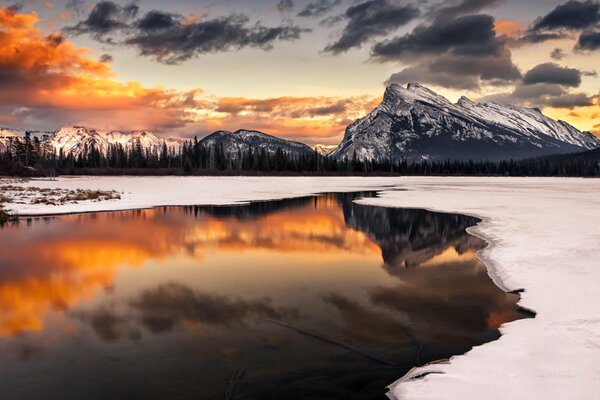 Coucher de soleil d hiver froid sur les montagnes