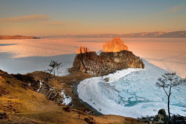 Mañana Baikal. Hermoso paisaje