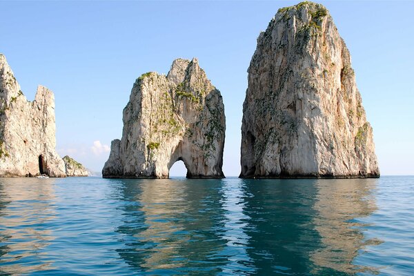 Hohe Felsen stehen im Meer