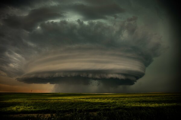 Bellezza della natura tornado nel campo