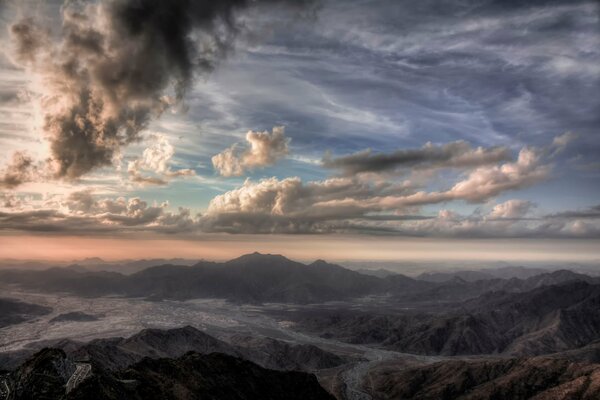 Cielo acquerello. Nuvole sopra le montagne