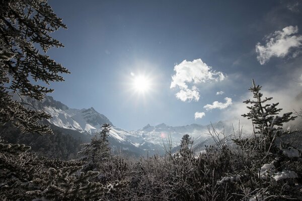 Bild eines Berges auf dem Hintergrund von Schnee und weißen Wolken