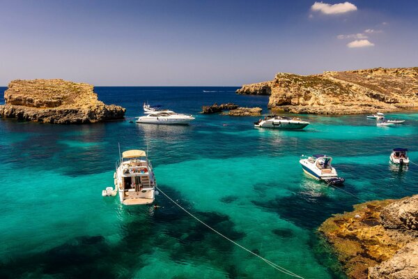 Yachts dans l océan au milieu des falaises maltaises