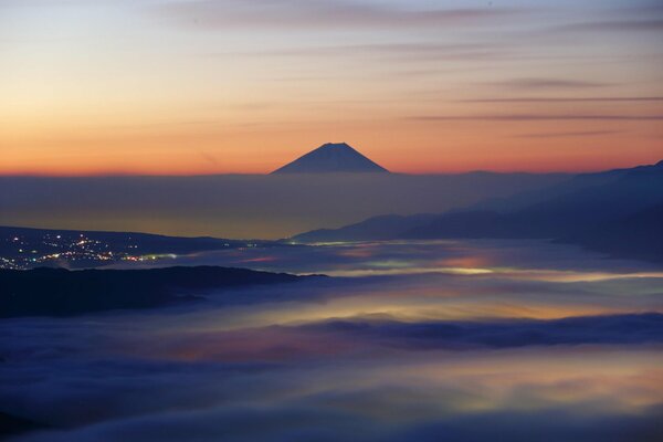 Ville au Japon sur le fond du Mont Fuji