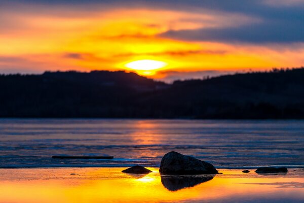 Puesta de sol en el río hangar