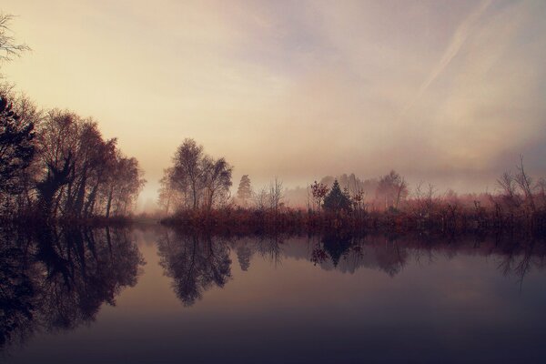 Magischer See am Morgen im Nebel