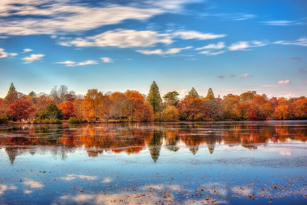 La rive d automne du lac se reflète dans l eau