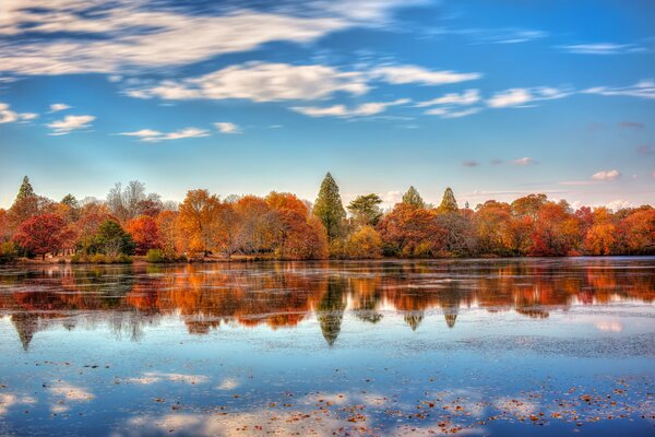 La riva del Lago autunnale si riflette nell acqua