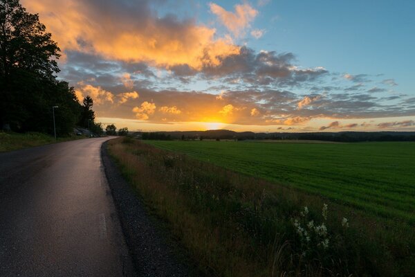 Puesta de sol en el campo, hermosas nubes en el cielo