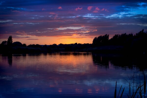 Blauer Fluss bei einem bezaubernden Sonnenuntergang