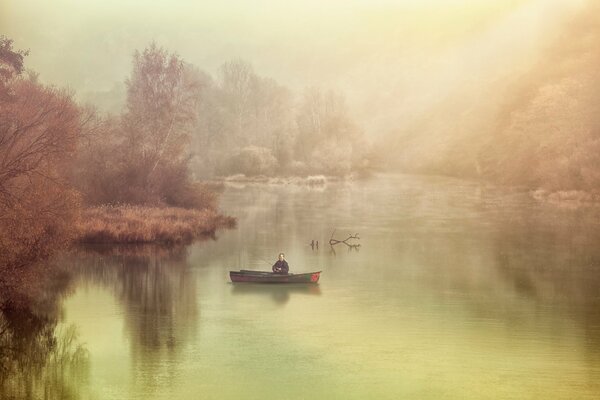 Samotny rybak na rzece we mgle