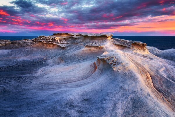 En el colorido atardecer hermosas olas