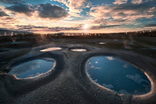 Photo de geysers au coucher du soleil en Islande