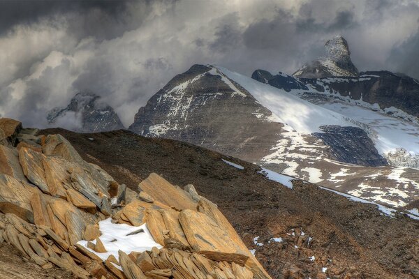 Montañas rocosas con picos en la nieve