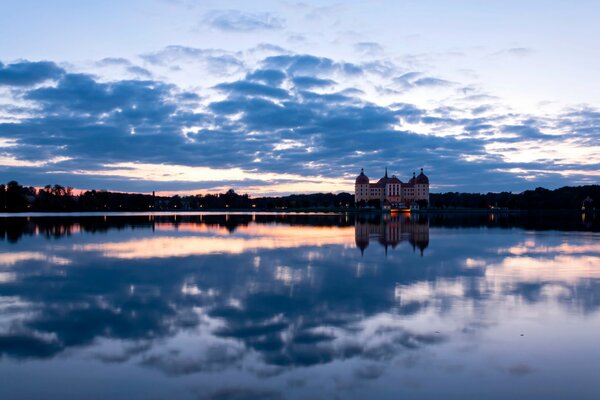 Widok na Zamek Moritzburg w Niemczech