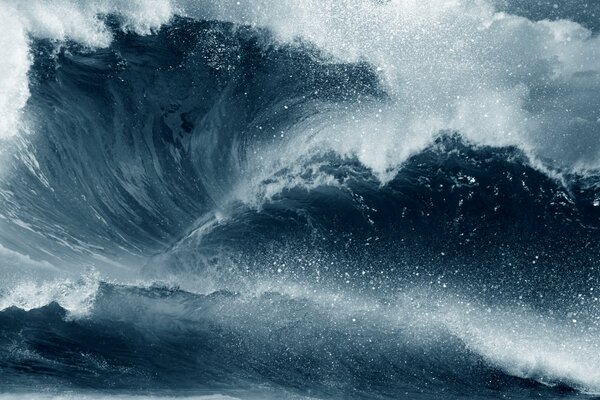 Olas del mar con espumas y salpicaduras