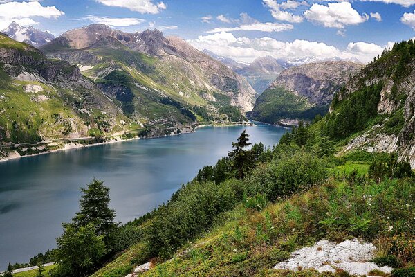 einpackender Blick von den Bergen auf den See