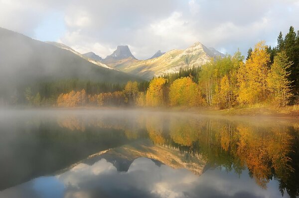 Herbstliche Natur auf dem Hintergrund eines Bergsees