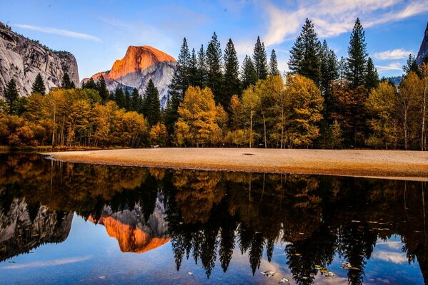 Paisaje con río, montañas y bosque