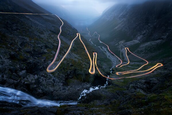 Route brillante inhabituelle en Norvège