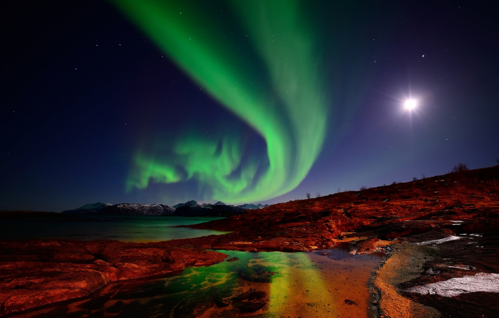 norvegia isole notte aurora boreale cielo stelle luna montagne