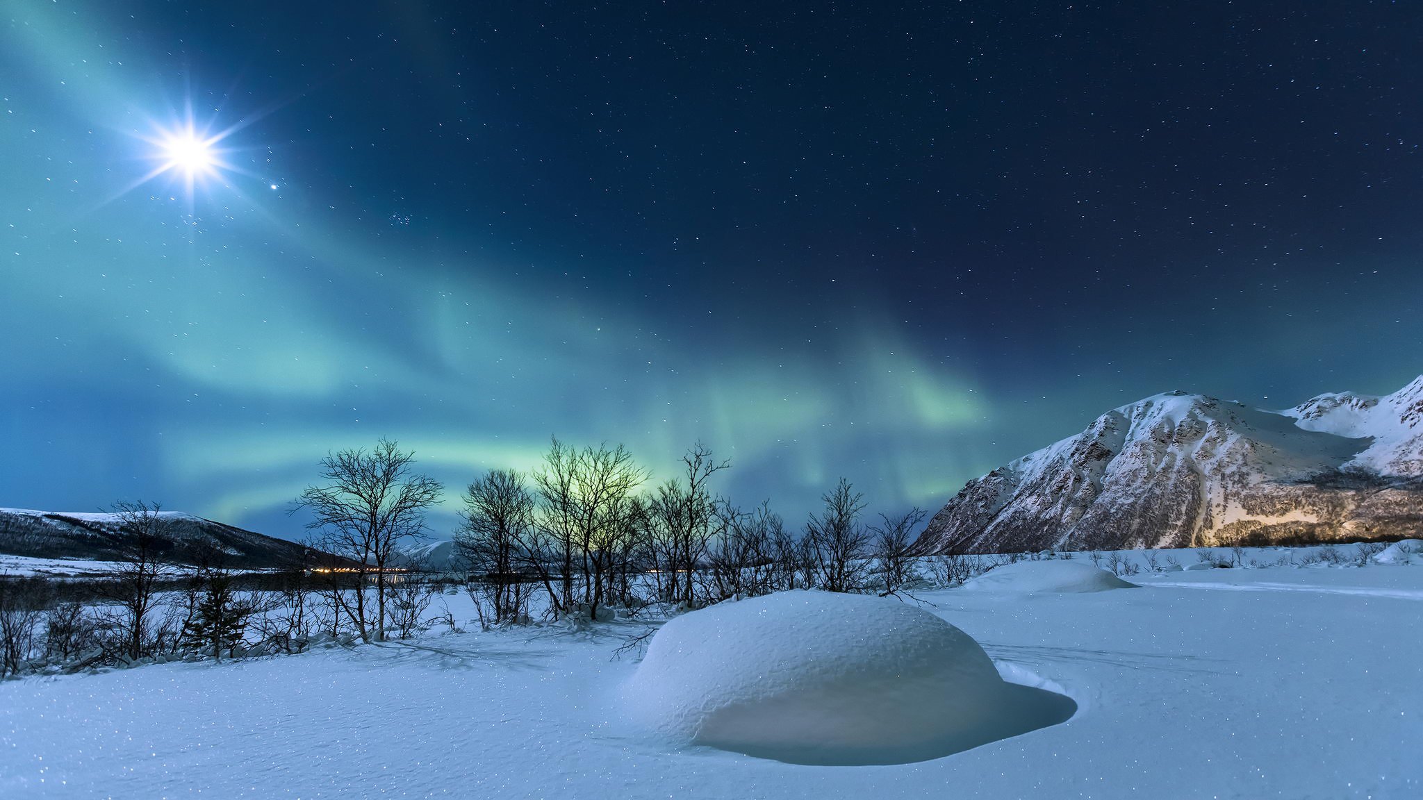 norvège hiver montagnes neige nuit étoiles aurores boréales lune