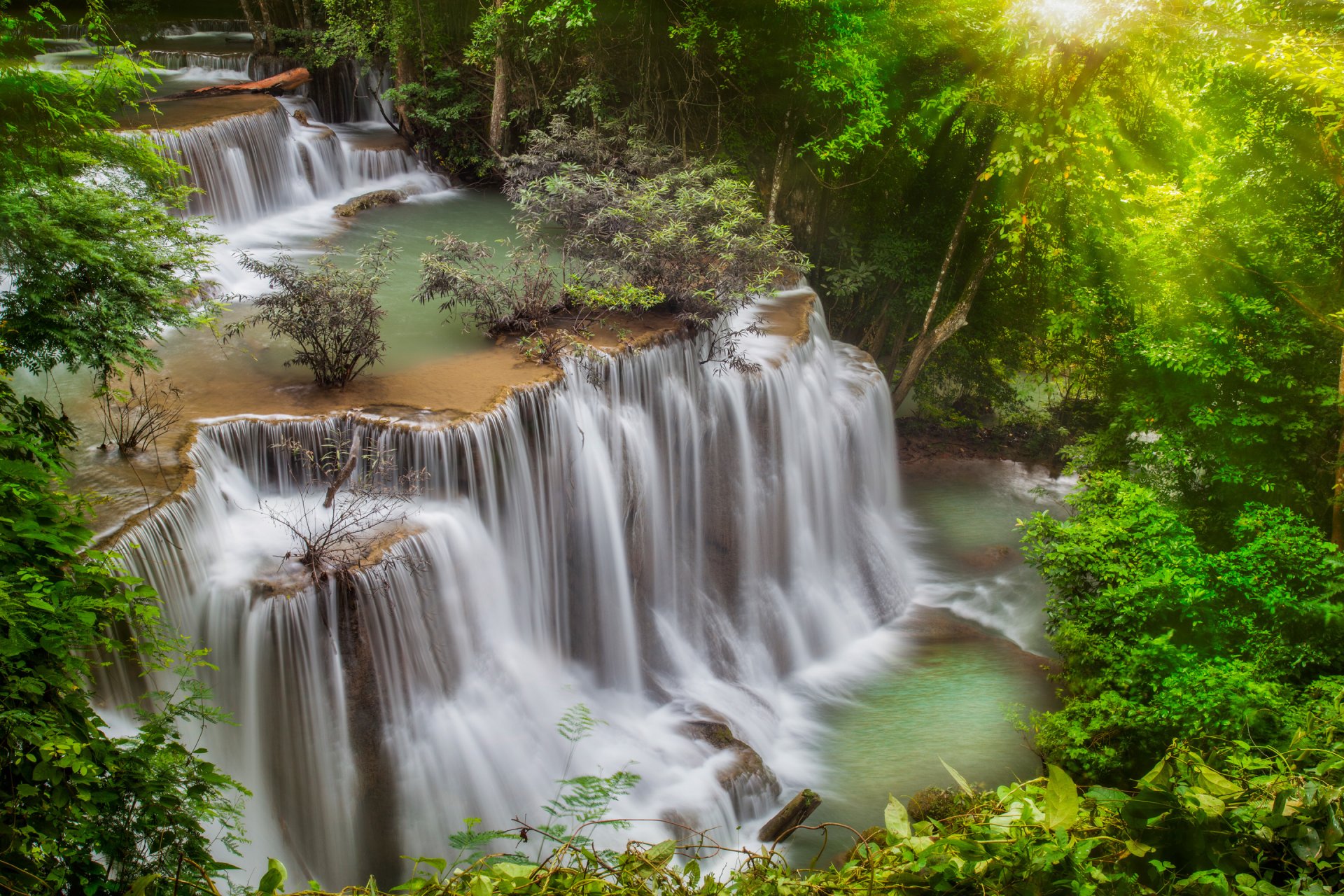 thailand wald dschungel fluss wasserfall kaskade fluss bäume steine verarbeitung