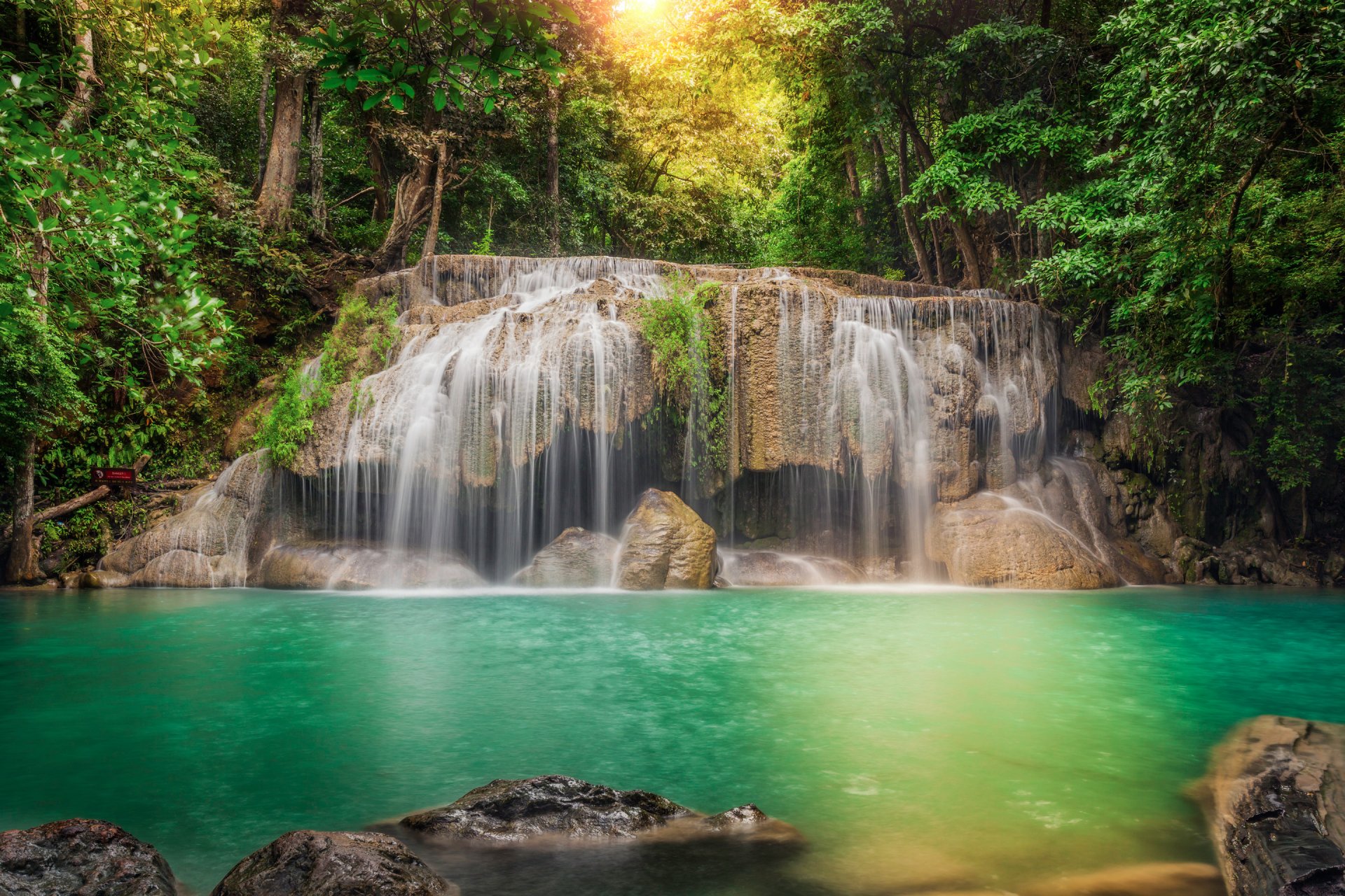 thailandia foresta giungla fiume cascata cascata flusso alberi pietre lavorazione