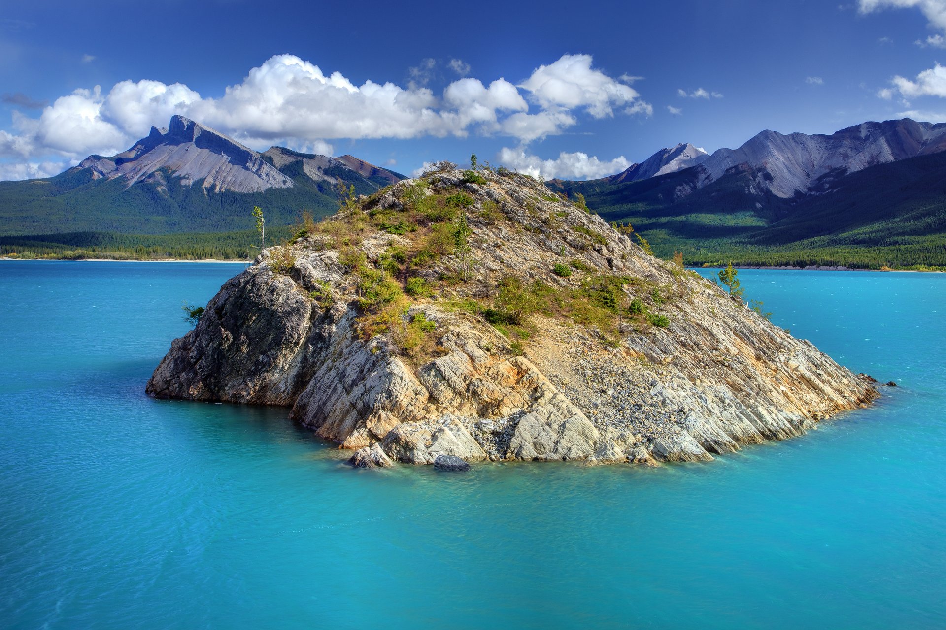 parque nacional banff alberta canadá lago montañas cielo bosque árboles isla roca