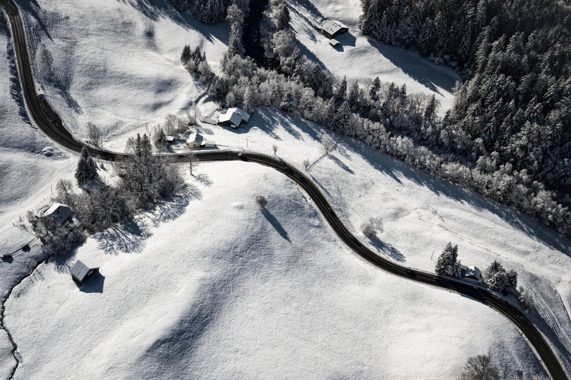 ansicht von oben feld straße schnee zuhause