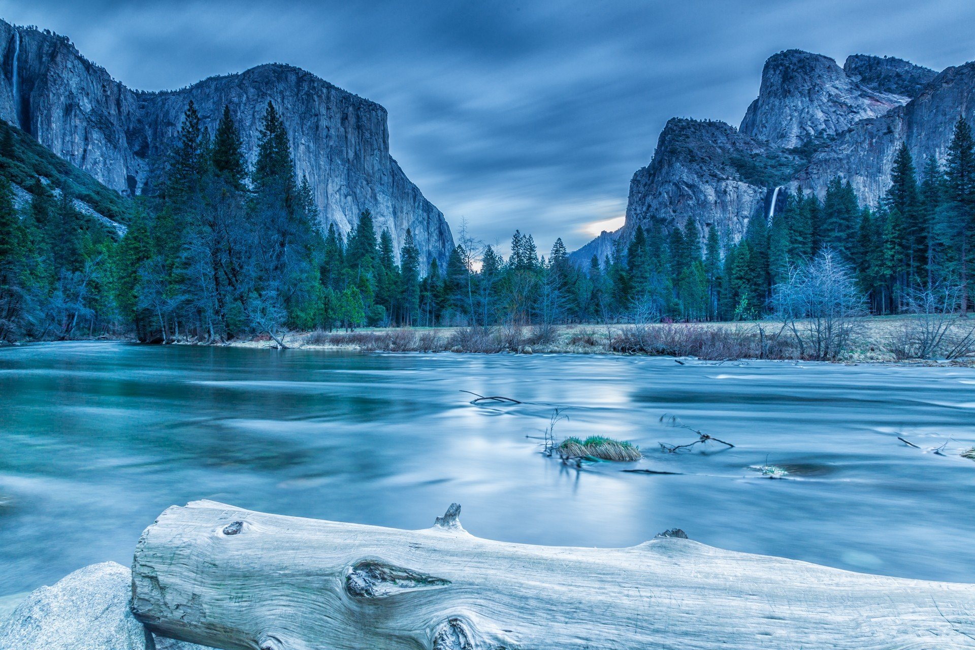 yosemite nationalpark sierra nevada berge see wald bäume felsen winter eis baumstamm fichte wolken landschaft