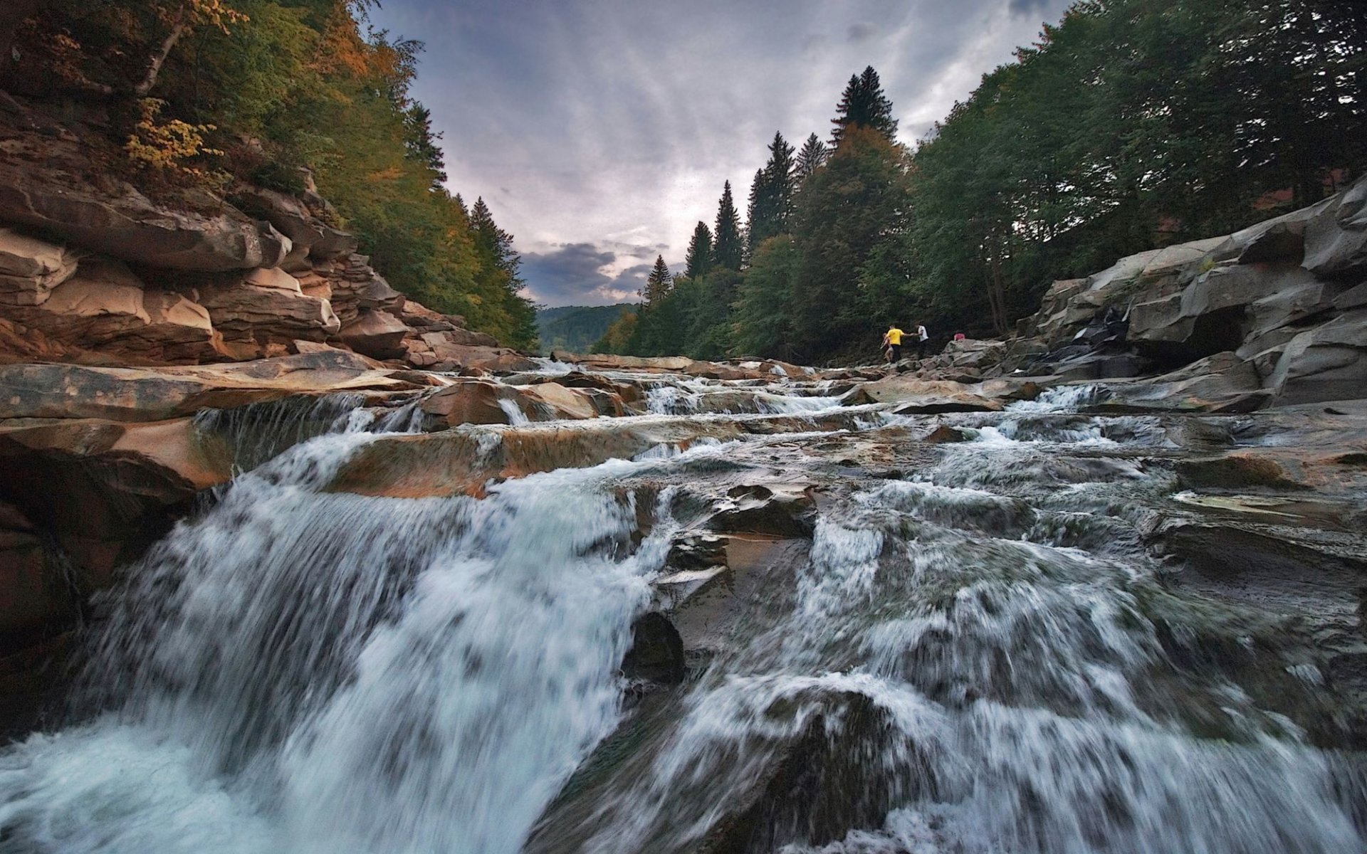 ucrania región de ivano-frankivsk cascada en el río prut