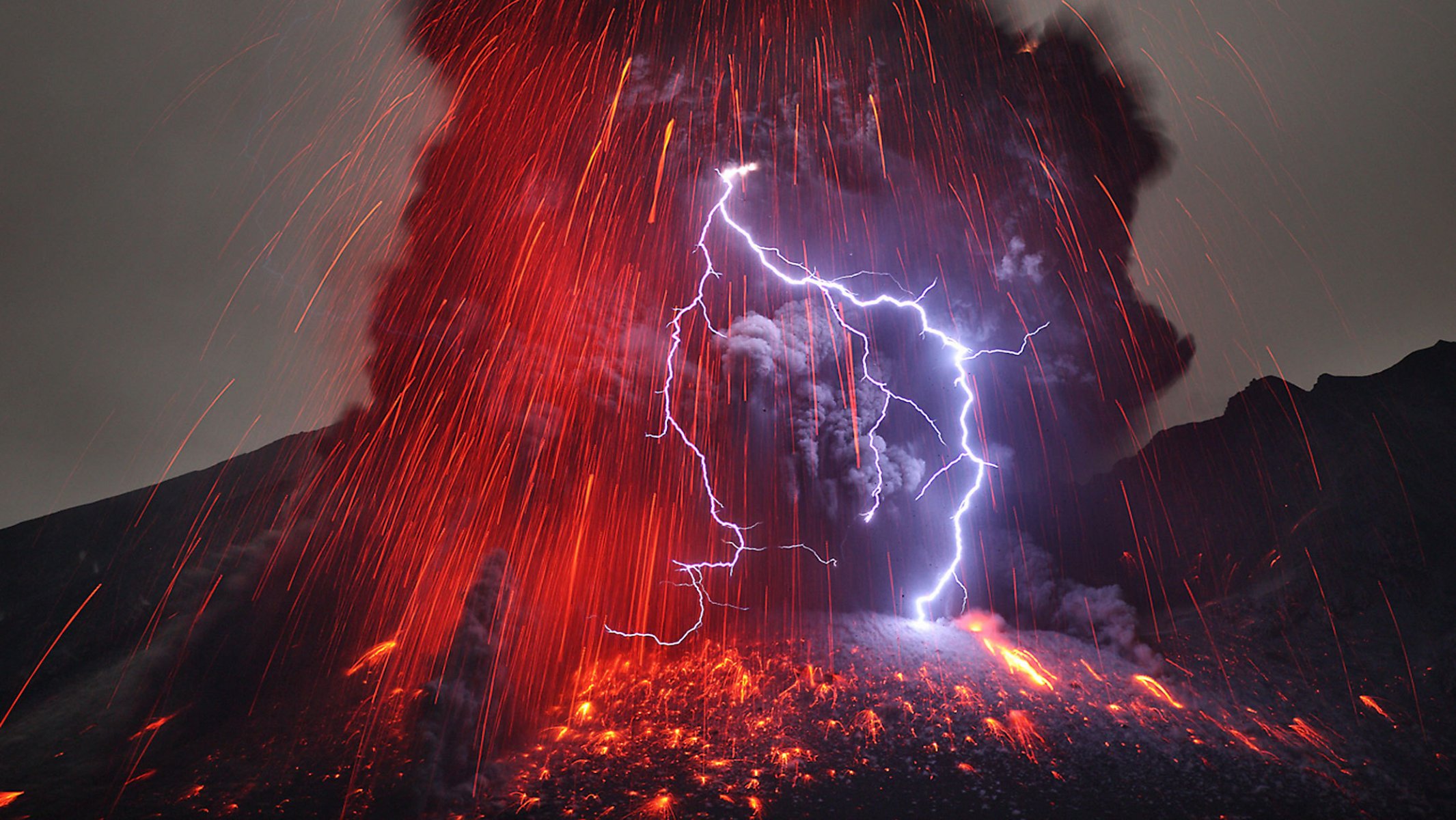 volcán ceniza lava fuego humo tormenta relámpago elemento