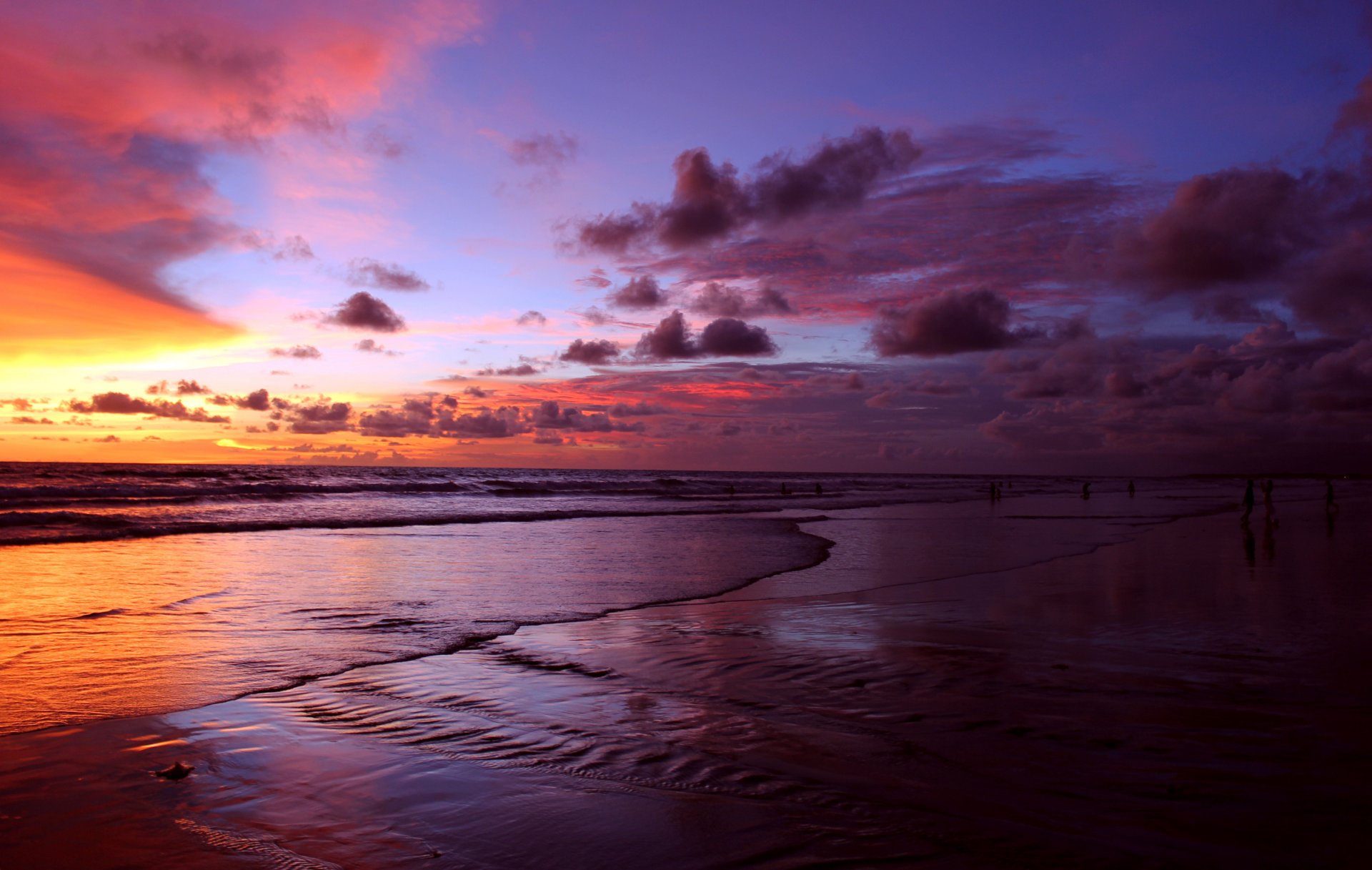 mer bali coucher de soleil gens nuages