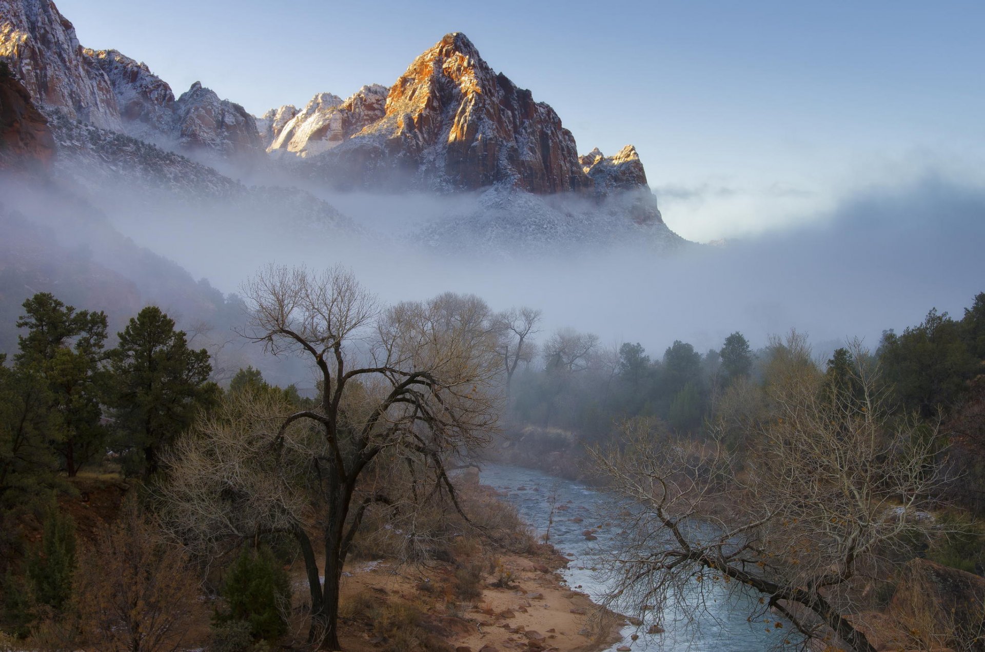 montañas invierno bosque río niebla árboles