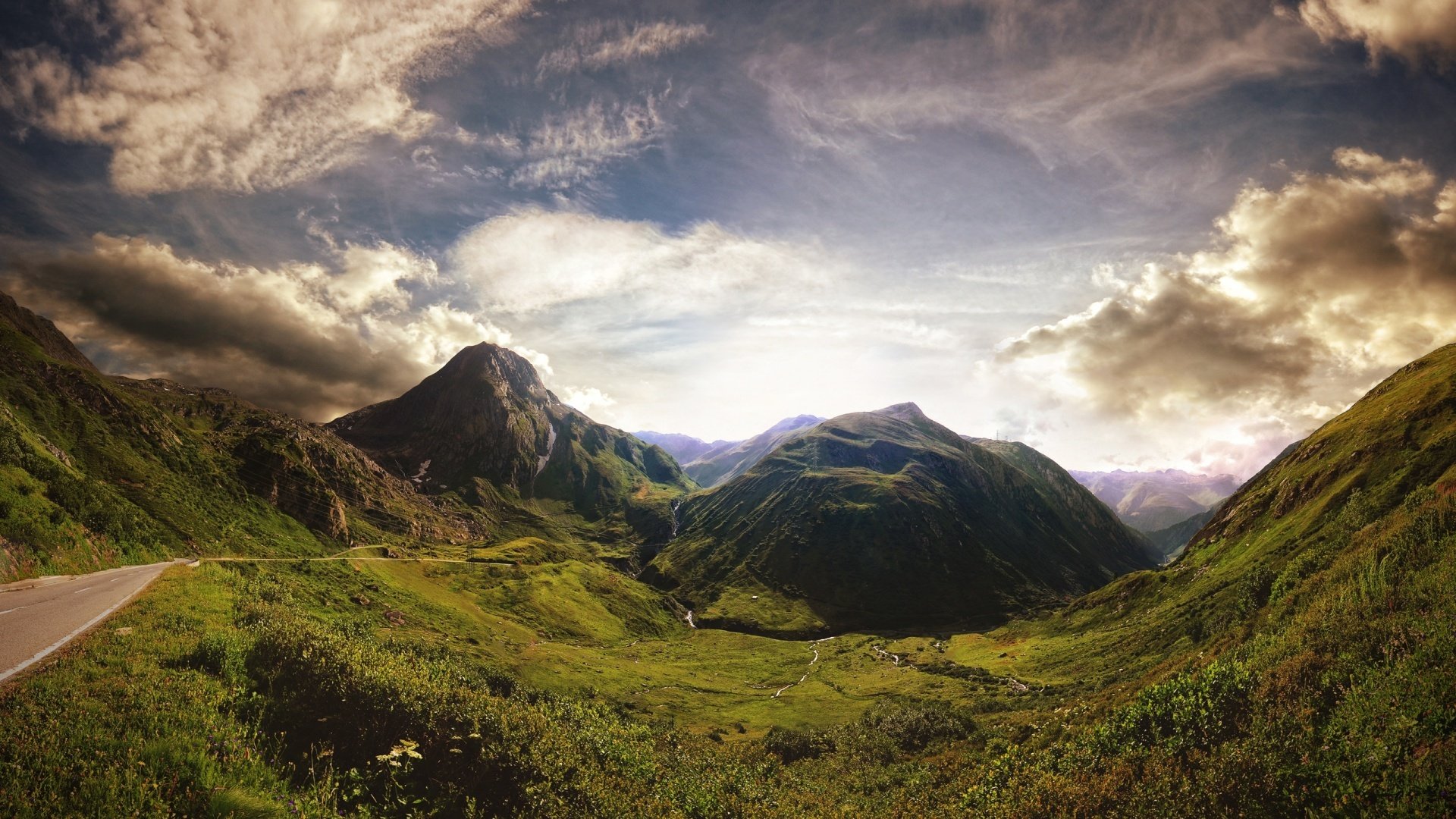 route montagnes suisse verdure ciel