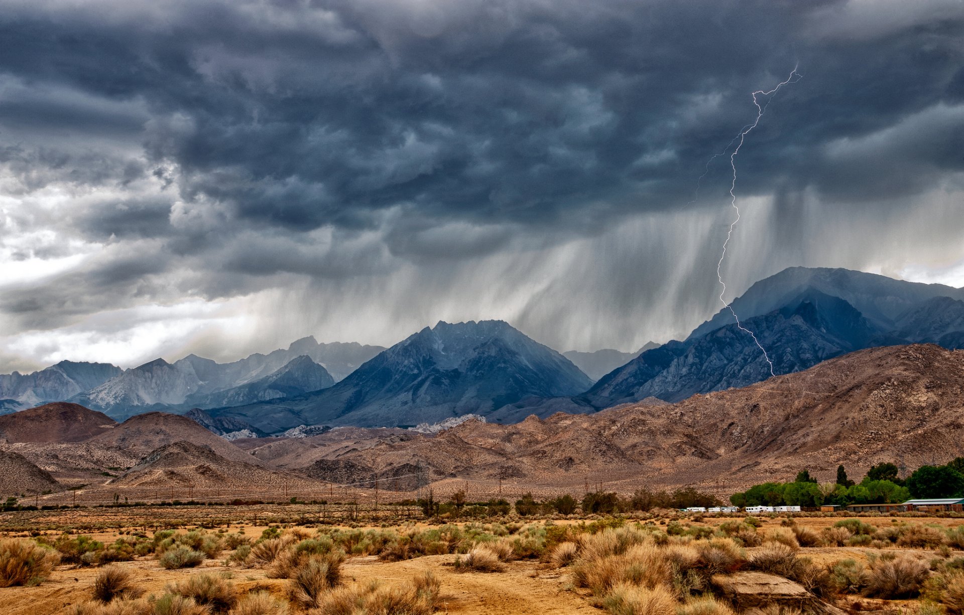 sierra oriental nevada cerca de bishop california monzón montañas desierto lluvia