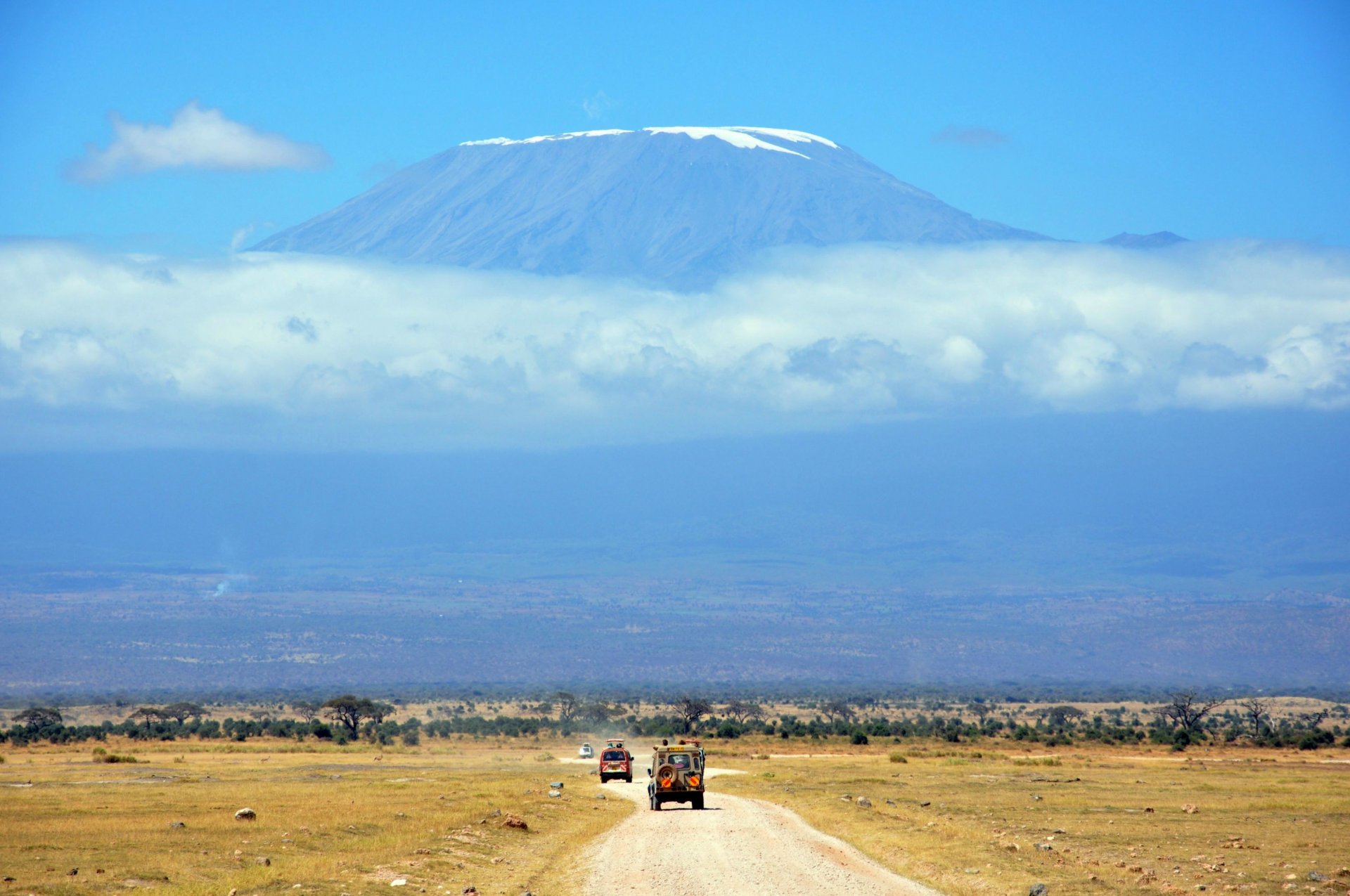 landschaft afrika straße auto berg himmel wolken savanne safari urlaub urlaub