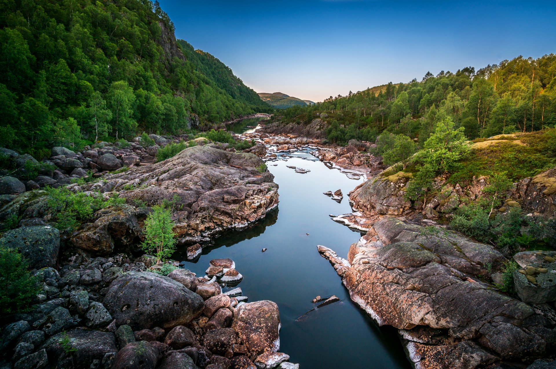 ciel rivière montagnes roches pierres arbres forêt paysage