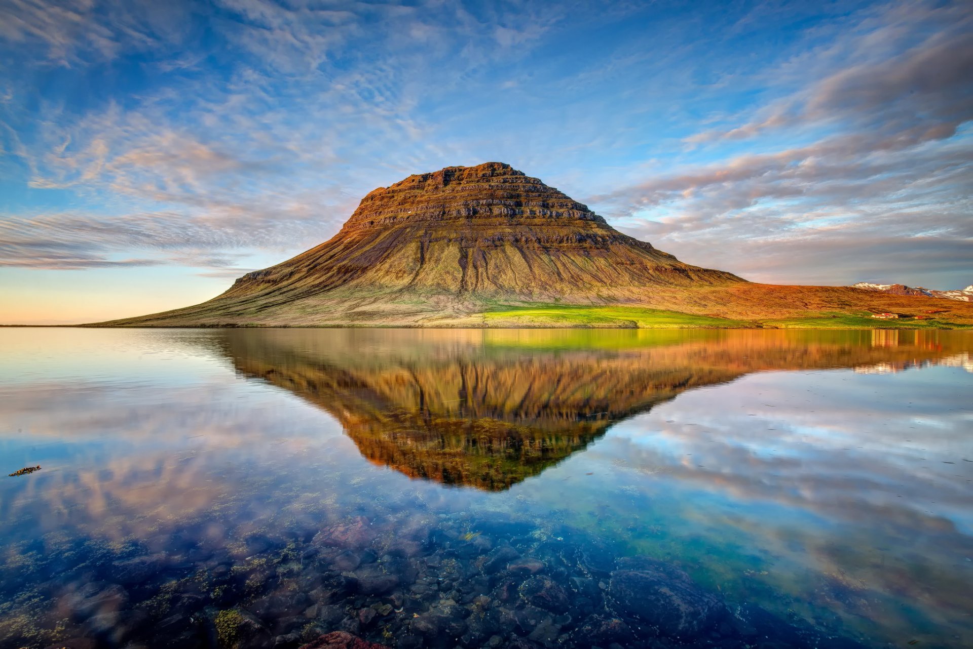 islande volcan kirkjufell montagne lac réflexion coucher de soleil nuages nature