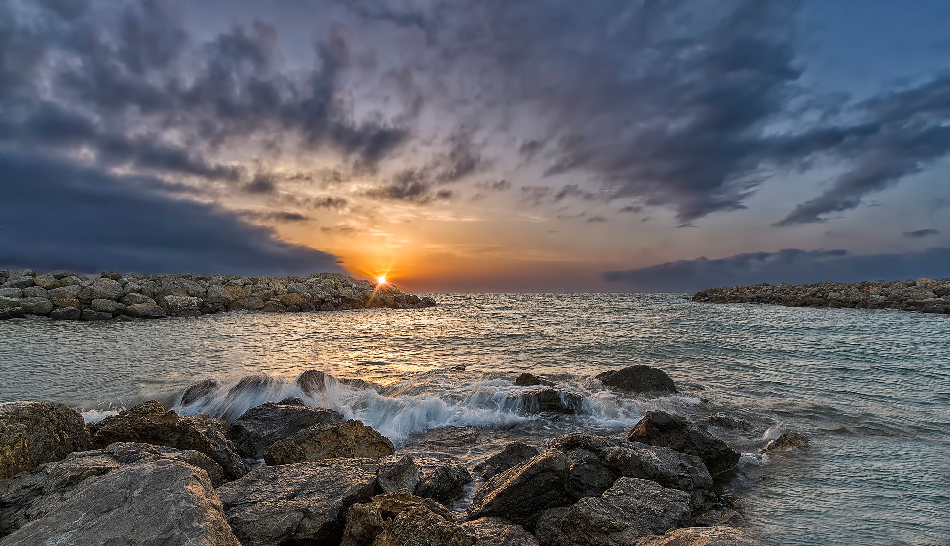 gruissan lever du soleil pierres mer france