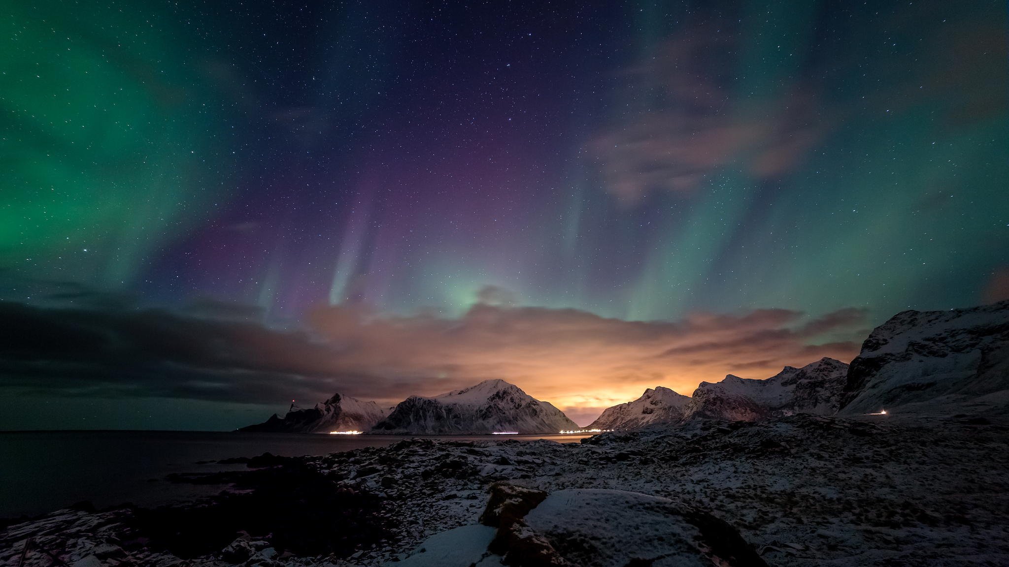 noche aurora boreal montañas océano nieve resplandor