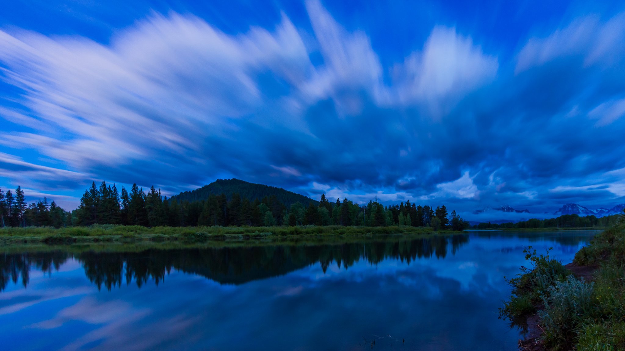 usa grand teton nationalpark grand teton fluss wasser oberfläche reflexion ufer bäume wald blau himmel wolken natur morgen vor sonnenaufgang