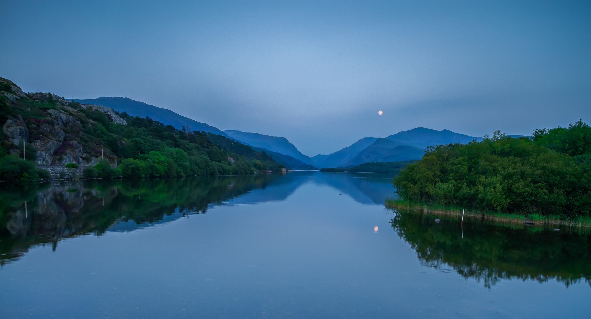 royaume-uni pays de galles lac montagnes collines forêt arbres nuit bleu ciel lune réflexion