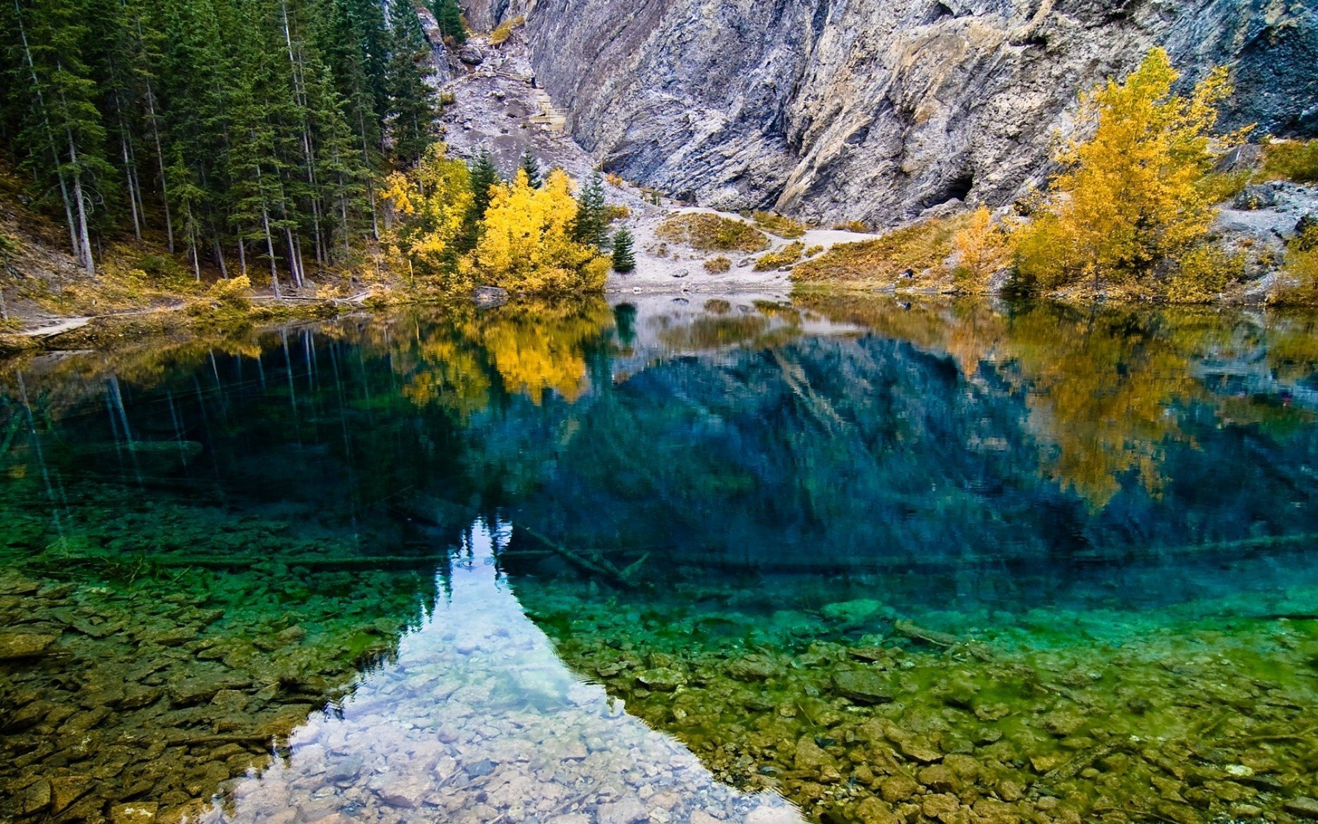 lago montaña bosque piedras árboles reflexión naturaleza foto