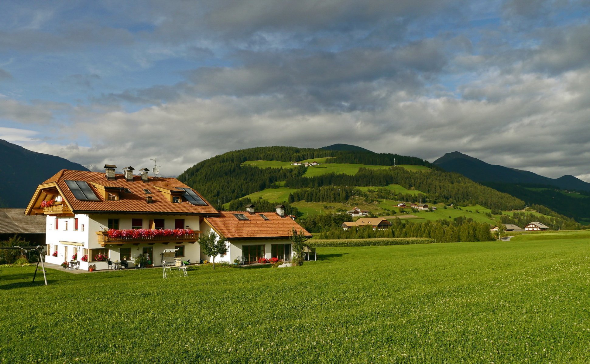 italien häuser berge wiese valdaora gras stadt foto