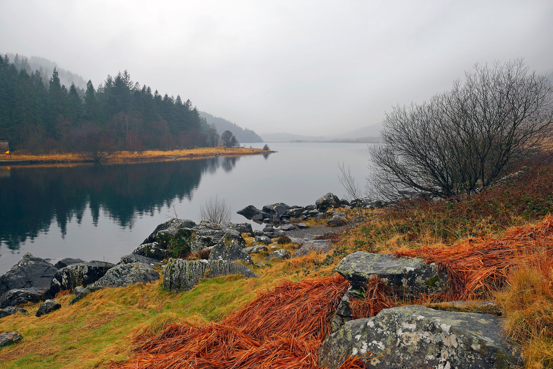 nowdonia wales lake sky fog mountain stones autumn grass landscape